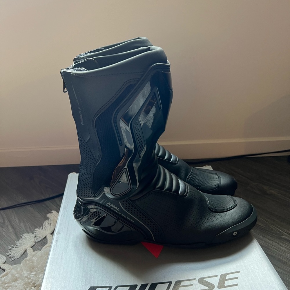Dainese Nexus 2 Air - size 46 (12 US) - Retail for over $300 - only worn once